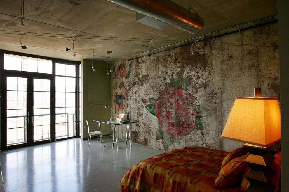 На фото: большая хозяйская спальня в стиле лофт с разноцветными стенами, бетонным полом и серым полом
