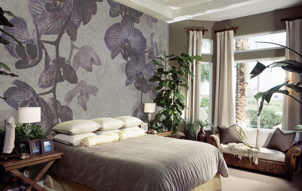 На фото: хозяйская спальня среднего размера в морском стиле с разноцветными стенами, ковровым покрытием и бежевым полом без камина