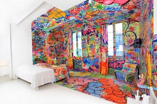 Стильный дизайн: большая хозяйская спальня в стиле модернизм с разноцветными стенами и деревянным полом без камина - последний тренд
