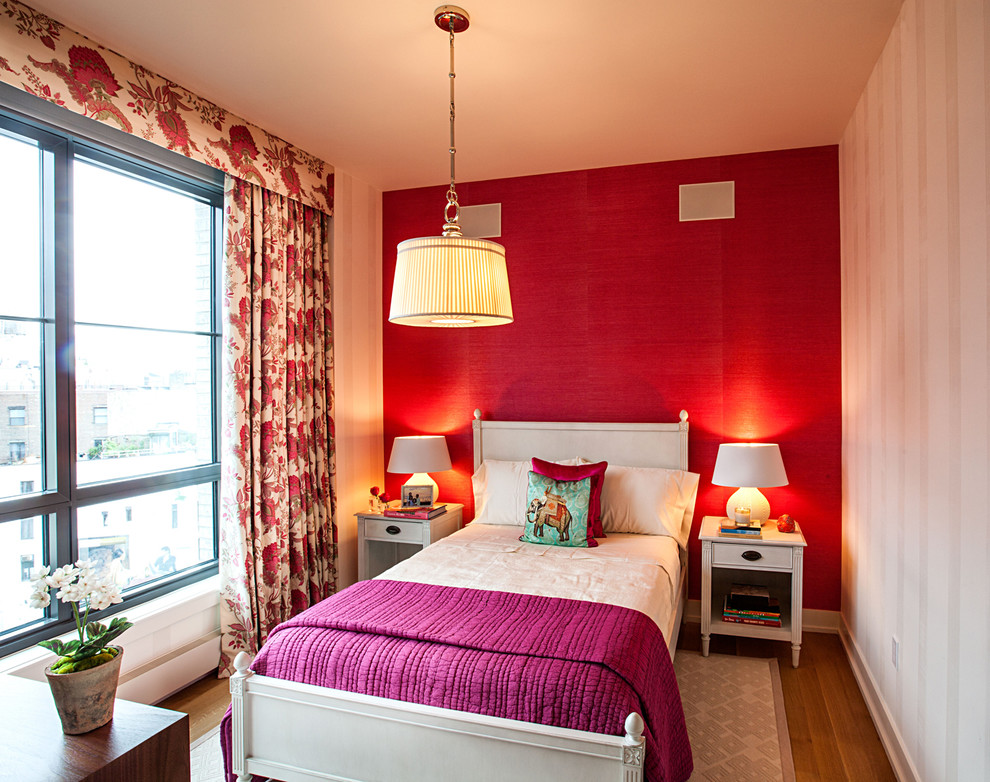 Foto di una piccola camera degli ospiti contemporanea con pareti rosse, pavimento in legno massello medio, nessun camino e pavimento marrone