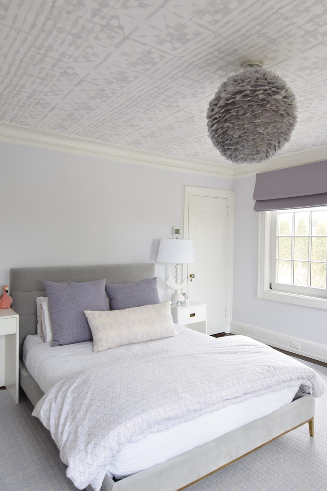 Exempel på ett mellanstort klassiskt sovrum, med lila väggar