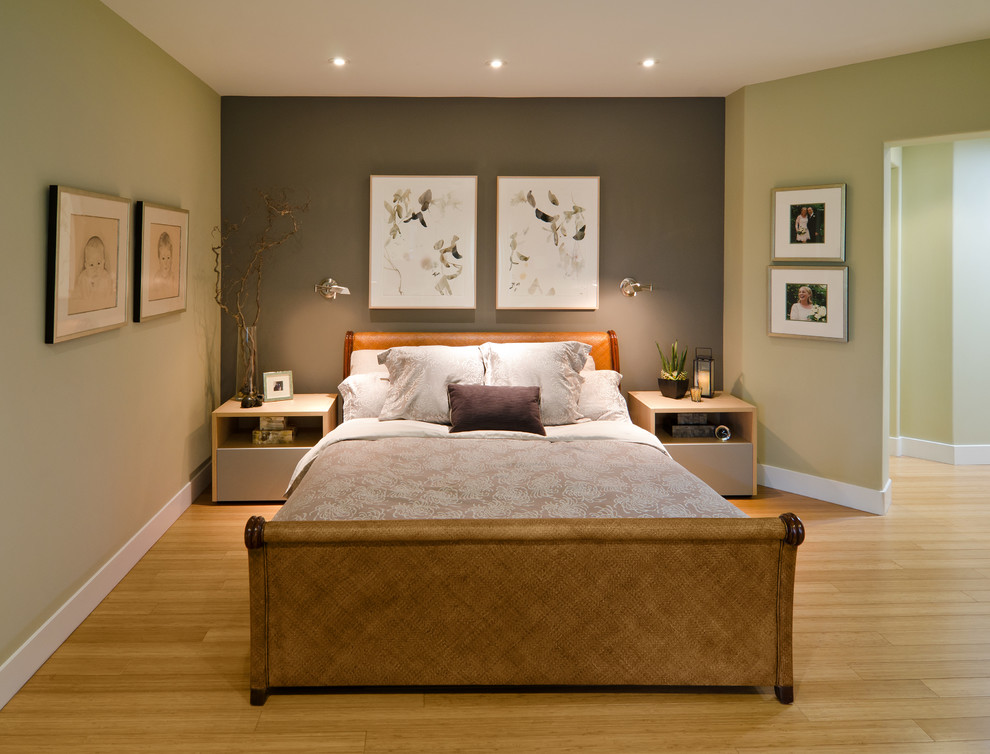 Aménagement d'une chambre contemporaine de taille moyenne avec un mur gris et parquet en bambou.