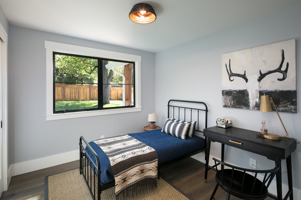 Exemple d'une grande chambre d'amis nature avec un mur bleu, un sol en bois brun, aucune cheminée et un sol marron.