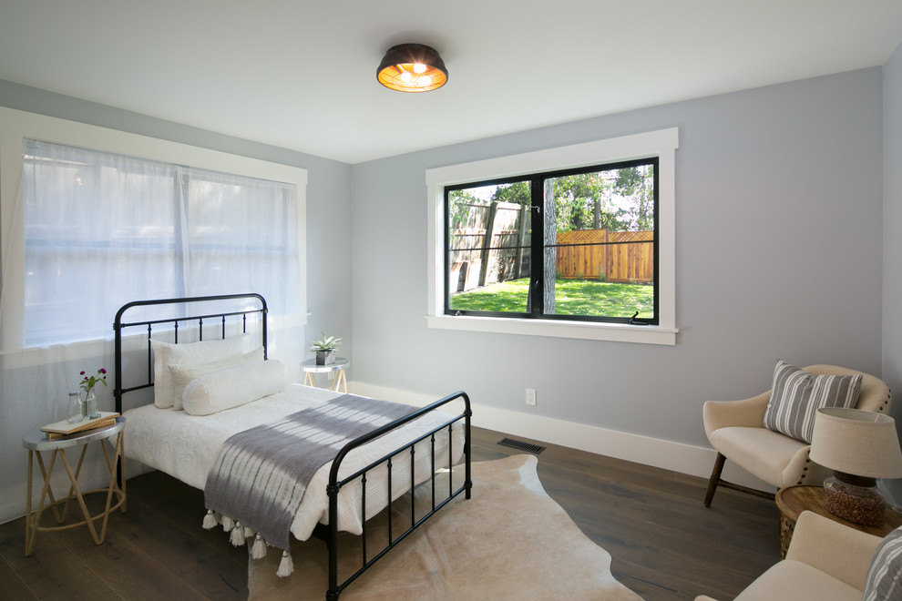 Mittelgroßes Landhausstil Gästezimmer ohne Kamin mit grauer Wandfarbe, braunem Holzboden und braunem Boden in San Francisco