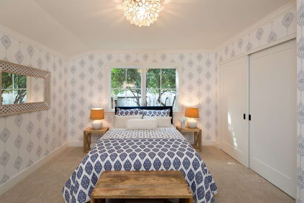 サンフランシスコにある小さなカントリー風のおしゃれな客用寝室 (青い壁、カーペット敷き、暖炉なし、ベージュの床) のレイアウト