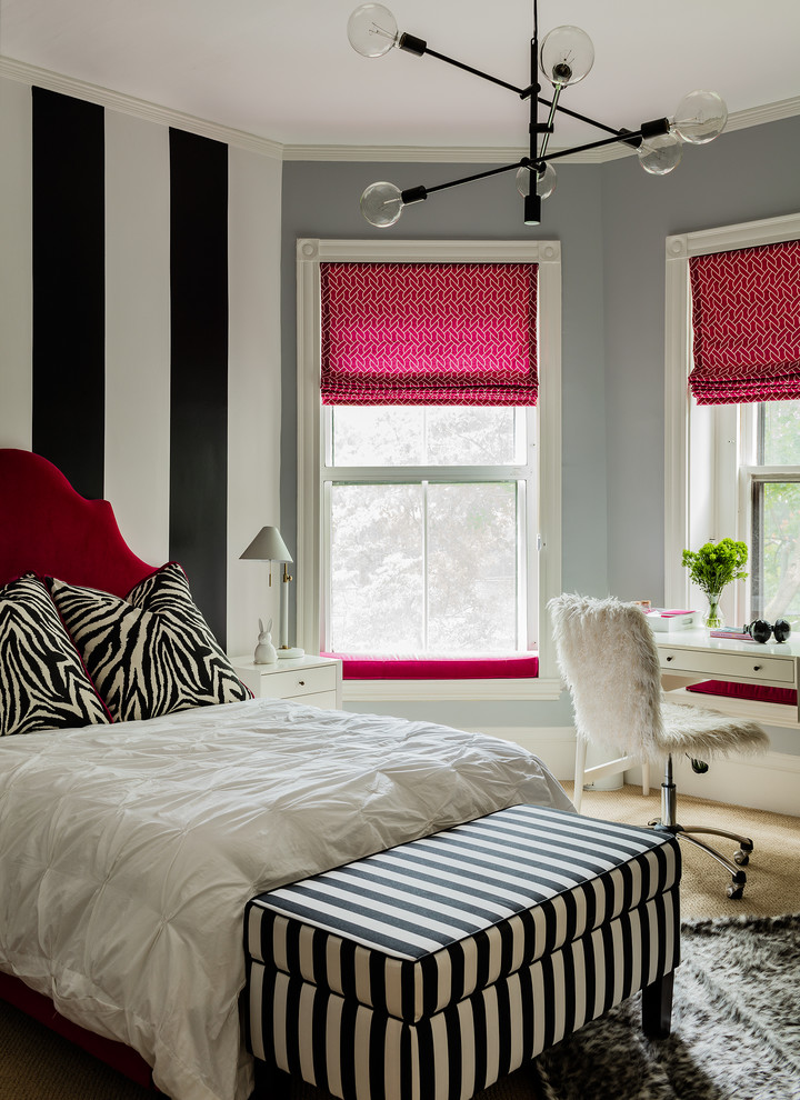 На фото: гостевая спальня (комната для гостей) в стиле неоклассика (современная классика) с разноцветными стенами, ковровым покрытием и бежевым полом