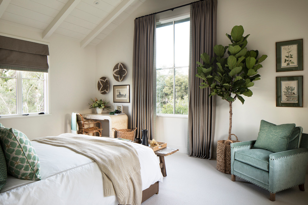 Modelo de dormitorio abovedado de estilo de casa de campo con paredes blancas, moqueta, suelo gris, vigas vistas y machihembrado