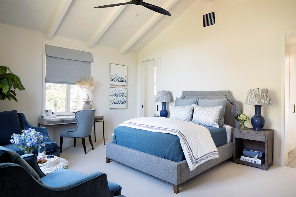 Cette photo montre une chambre avec moquette nature avec un mur blanc, un sol beige, poutres apparentes, un plafond en lambris de bois et un plafond voûté.