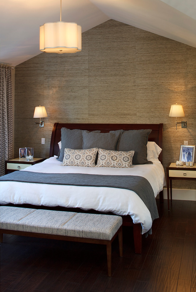Diseño de dormitorio contemporáneo con paredes marrones y suelo de madera oscura