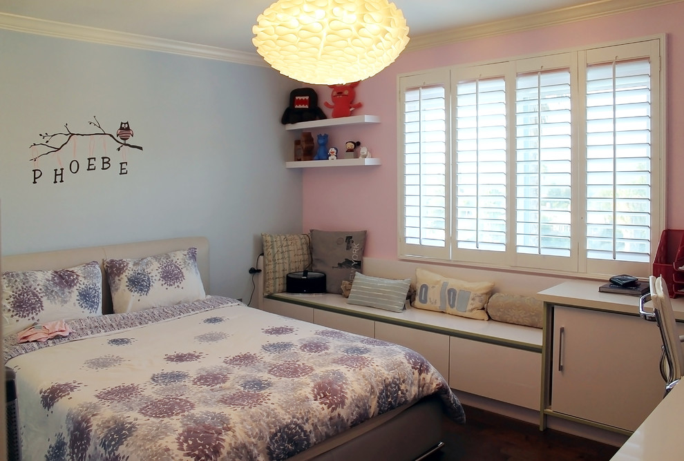 Стильный дизайн: гостевая спальня среднего размера, (комната для гостей) в стиле модернизм с разноцветными стенами и паркетным полом среднего тона - последний тренд