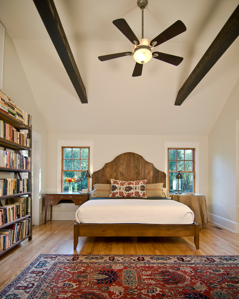 シャーロットにある中くらいなコンテンポラリースタイルのおしゃれな主寝室 (白い壁、淡色無垢フローリング、暖炉なし、茶色い床)