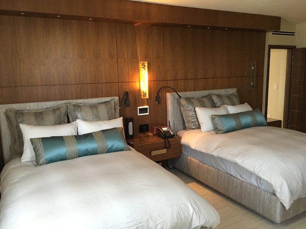 Идея дизайна: гостевая спальня среднего размера, (комната для гостей) в современном стиле с бежевыми стенами и полом из керамогранита без камина
