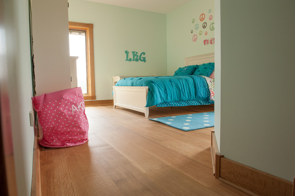 Modelo de dormitorio clásico con suelo de madera clara