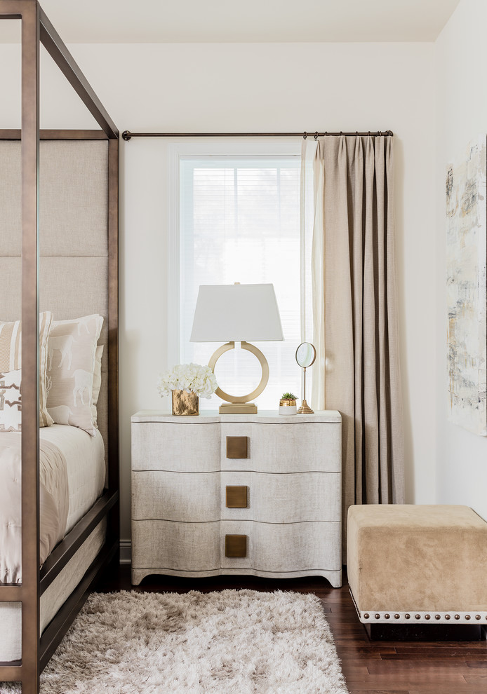 Foto de dormitorio principal clásico renovado con paredes beige, suelo de madera oscura y suelo beige