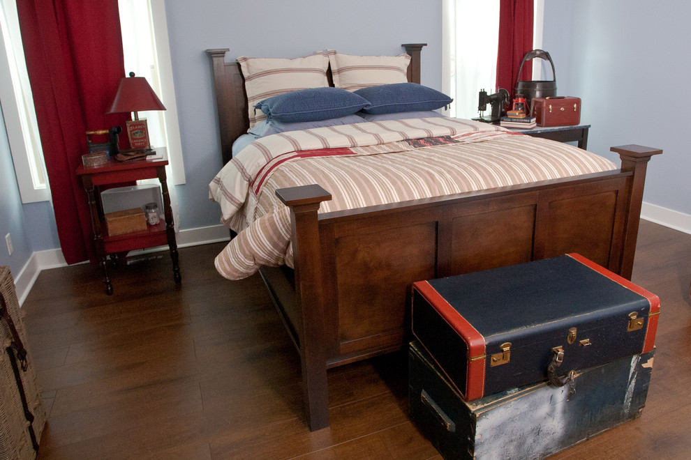 Стильный дизайн: хозяйская спальня среднего размера в стиле фьюжн с синими стенами и паркетным полом среднего тона - последний тренд