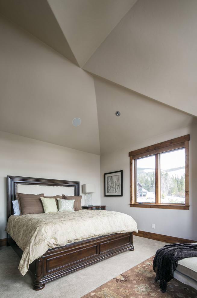 Стильный дизайн: хозяйская спальня среднего размера в стиле рустика с бежевыми стенами, ковровым покрытием, стандартным камином и фасадом камина из камня - последний тренд