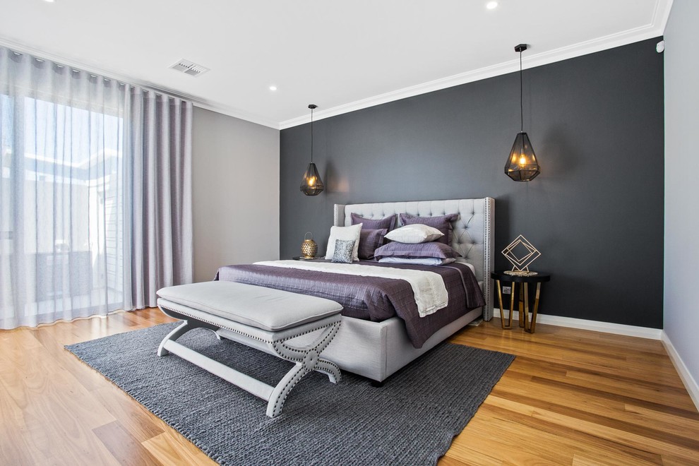 Bild på ett mellanstort funkis sovrum, med flerfärgade väggar, mellanmörkt trägolv och brunt golv