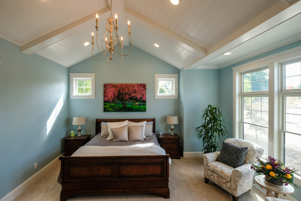 Ejemplo de dormitorio principal de estilo americano de tamaño medio con paredes azules, moqueta y suelo beige