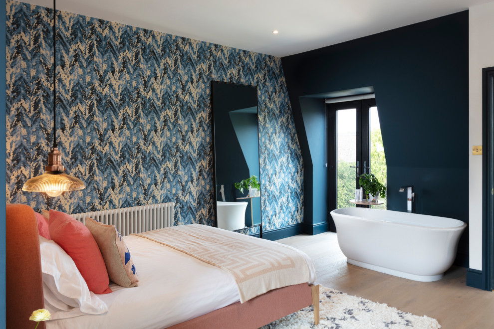 Mittelgroßes Modernes Hauptschlafzimmer mit blauer Wandfarbe, braunem Holzboden, Tapetenwänden und beigem Boden in London