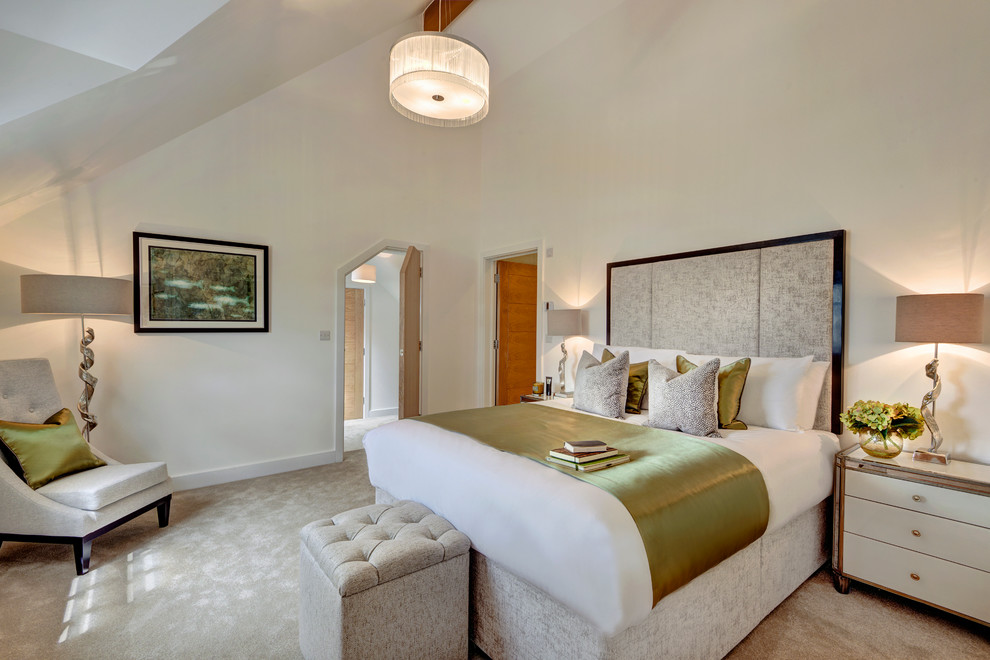 Ejemplo de dormitorio principal clásico renovado con moqueta y suelo beige