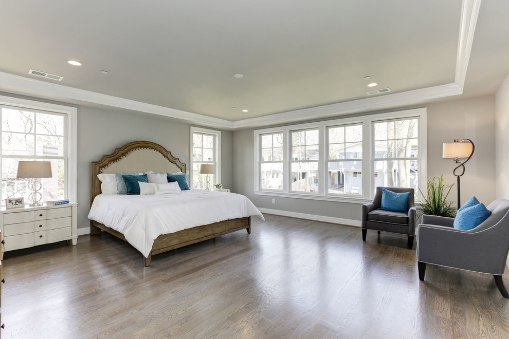 他の地域にある広いトランジショナルスタイルのおしゃれな主寝室 (グレーの壁、カーペット敷き、暖炉なし、白い床) のレイアウト