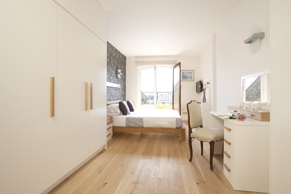 Ejemplo de dormitorio actual con paredes multicolor y suelo de madera clara