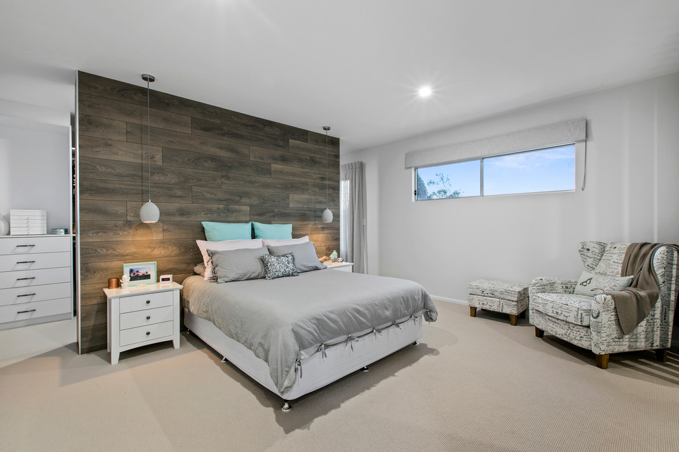 Modernes Hauptschlafzimmer mit grauer Wandfarbe und Teppichboden in Brisbane