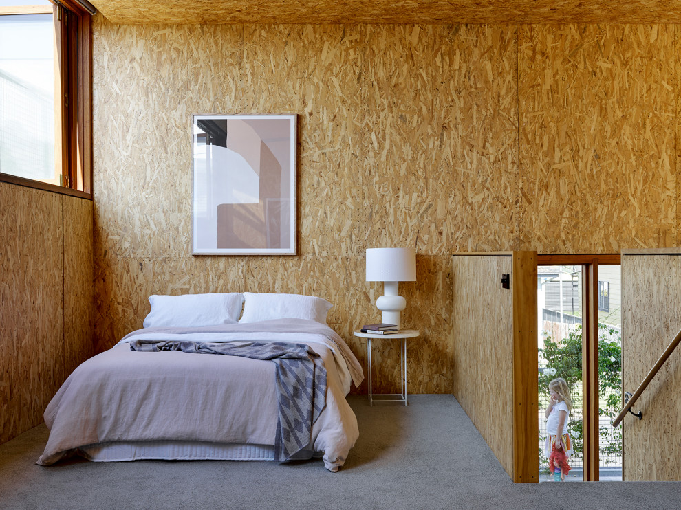 Idée de décoration pour une chambre urbaine en bois avec un mur marron, un sol gris et un plafond en bois.