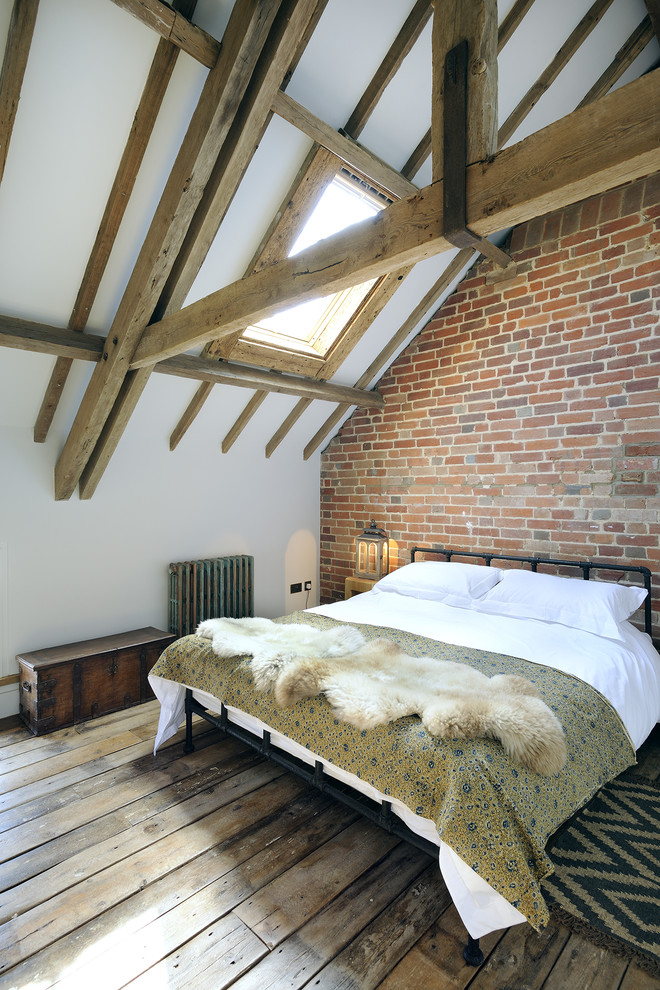 ハンプシャーにあるカントリー風のおしゃれな寝室 (白い壁、無垢フローリング、グレーとクリーム色) のインテリア