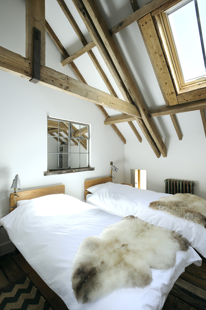 Foto de habitación de invitados de estilo de casa de campo con paredes blancas y techo inclinado
