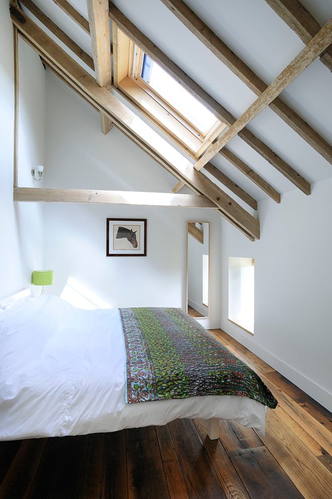 ハンプシャーにあるカントリー風のおしゃれな寝室 (白い壁、無垢フローリング、勾配天井) のレイアウト