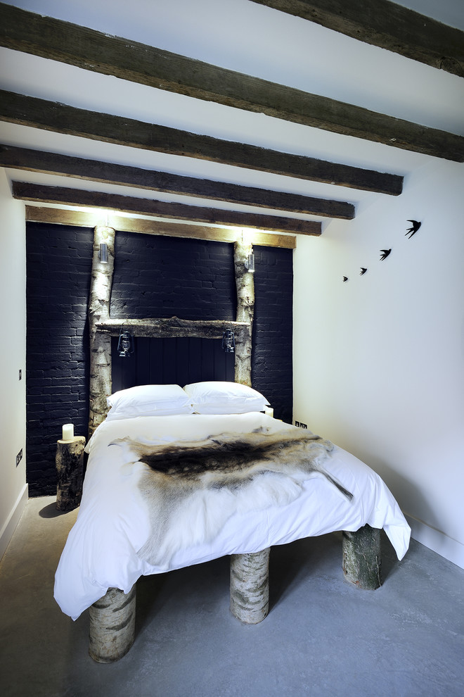 Shabby-Chic Gästezimmer mit weißer Wandfarbe in Hampshire