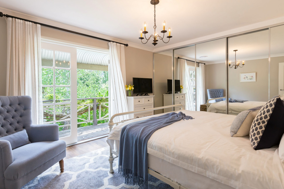 Пример оригинального дизайна: хозяйская спальня среднего размера в классическом стиле с серыми стенами, полом из винила и коричневым полом