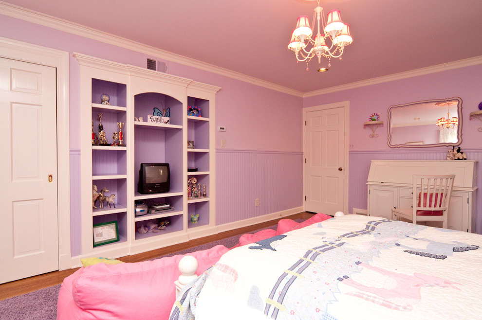 Großes Klassisches Schlafzimmer ohne Kamin mit lila Wandfarbe und hellem Holzboden in Sonstige