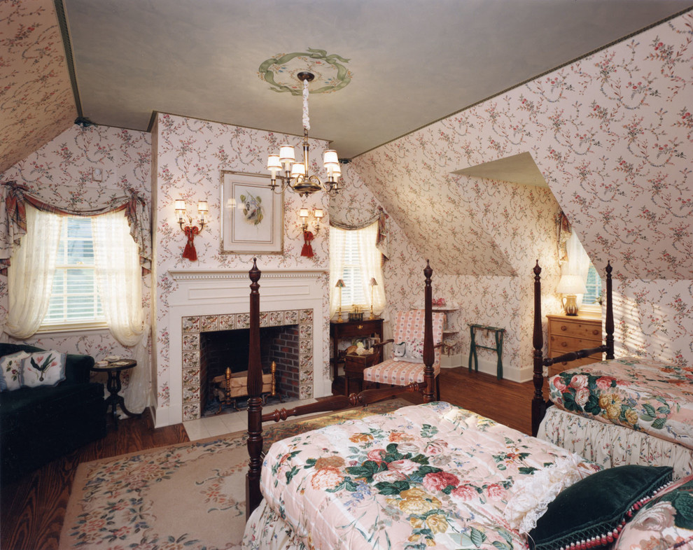 Пример оригинального дизайна: большая гостевая спальня (комната для гостей) в викторианском стиле с разноцветными стенами, паркетным полом среднего тона, стандартным камином и фасадом камина из плитки
