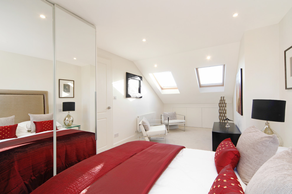 Источник вдохновения для домашнего уюта: спальня среднего размера на антресоли в современном стиле с бежевыми стенами и ковровым покрытием без камина