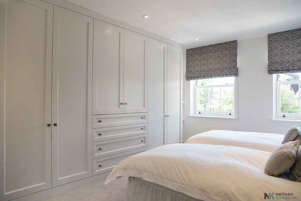 Bedroom - contemporary bedroom idea in Surrey