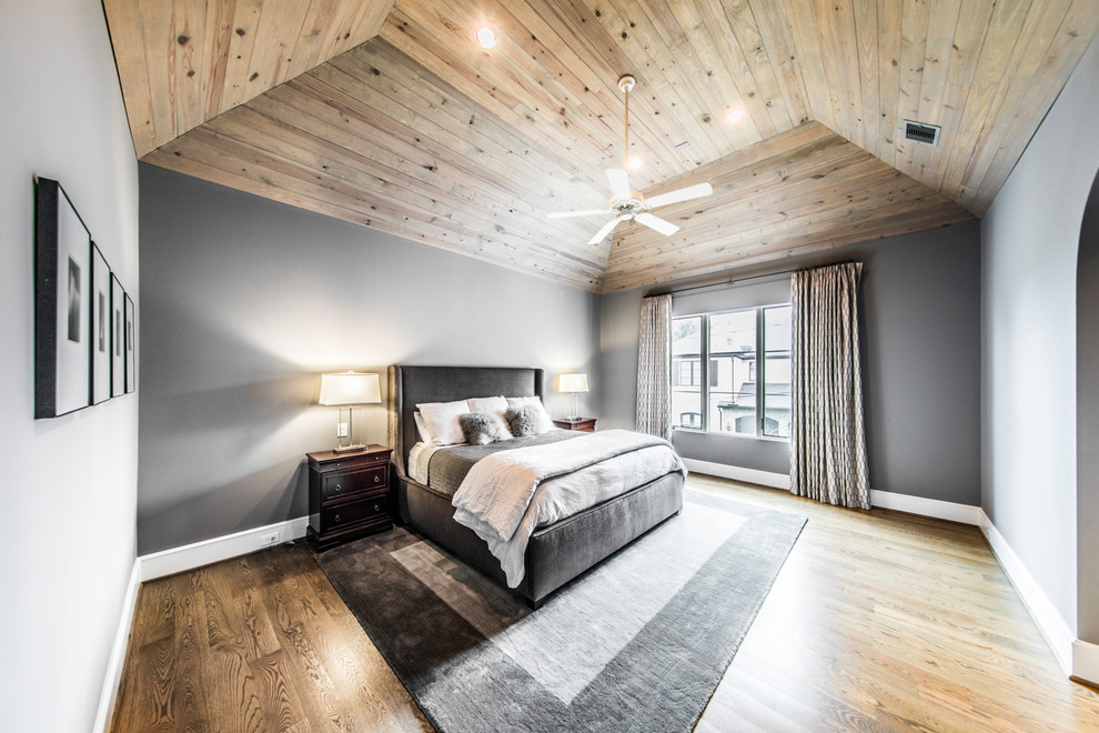 Стильный дизайн: большая хозяйская спальня в средиземноморском стиле с серыми стенами, светлым паркетным полом и бежевым полом без камина - последний тренд