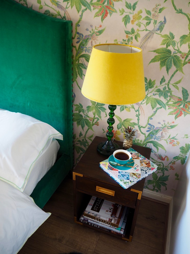 Imagen de habitación de invitados ecléctica pequeña con paredes multicolor, suelo laminado y suelo marrón