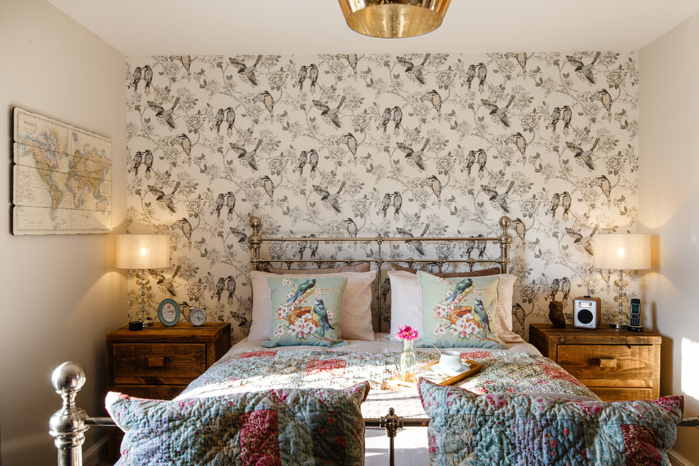 На фото: хозяйская спальня среднего размера в стиле шебби-шик с серыми стенами