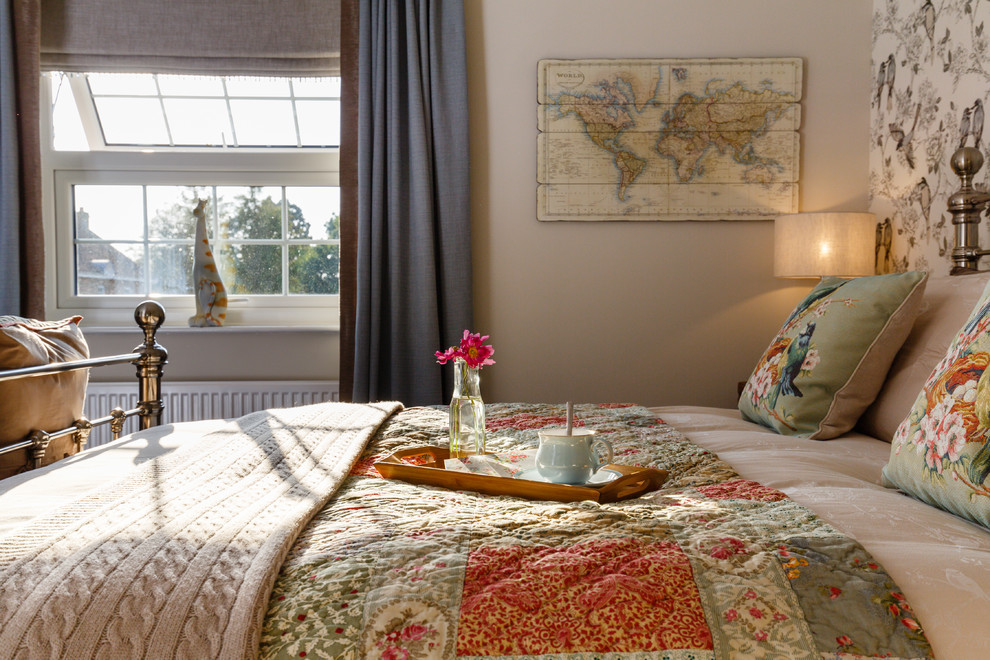 Klassisches Hauptschlafzimmer mit grauer Wandfarbe, Teppichboden und grauem Boden in Cambridgeshire