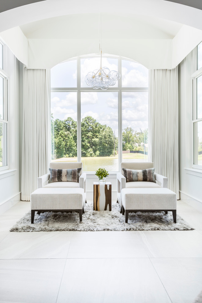 Modernes Hauptschlafzimmer mit weißer Wandfarbe und Porzellan-Bodenfliesen in Houston