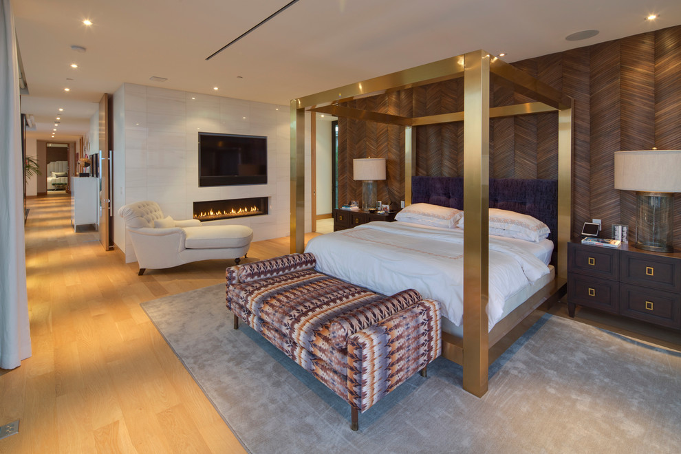 ロサンゼルスにある巨大なコンテンポラリースタイルのおしゃれな主寝室 (白い壁、淡色無垢フローリング、横長型暖炉、タイルの暖炉まわり、ベージュの床) のインテリア