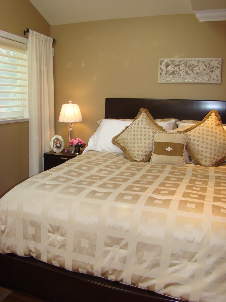 Ejemplo de dormitorio principal clásico renovado pequeño con paredes beige y suelo de madera en tonos medios