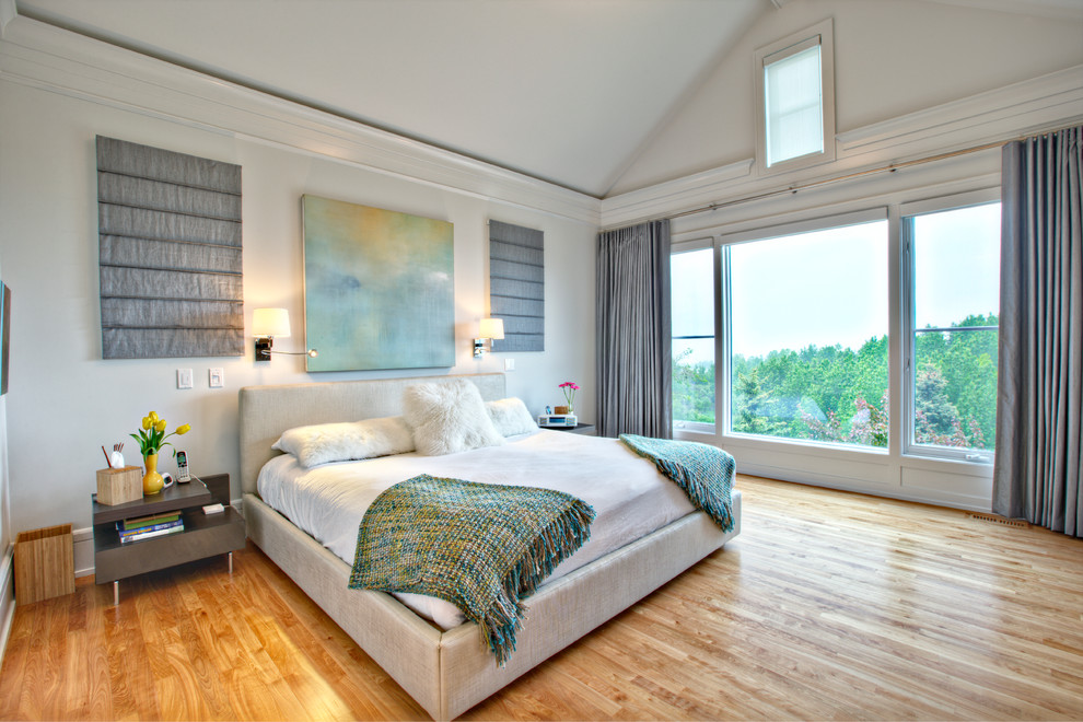 Стильный дизайн: спальня в современном стиле с белыми стенами, паркетным полом среднего тона и желтым полом - последний тренд