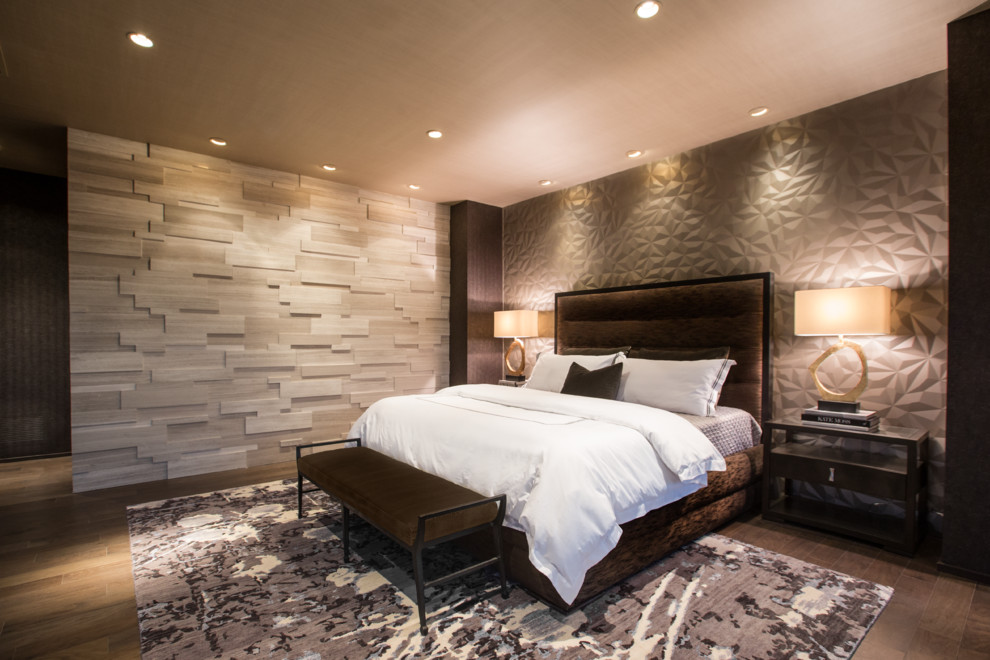 Großes Modernes Hauptschlafzimmer ohne Kamin mit grauer Wandfarbe, dunklem Holzboden und braunem Boden in Phoenix