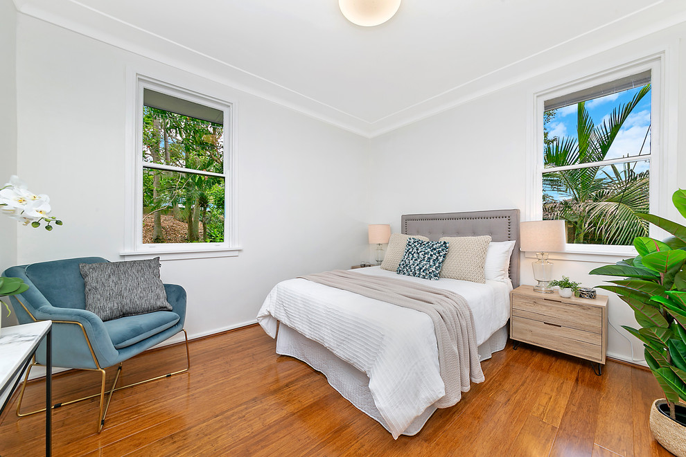 Großes Modernes Hauptschlafzimmer ohne Kamin mit grauer Wandfarbe, braunem Holzboden und braunem Boden in Sydney