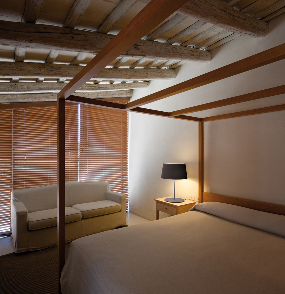 Mittelgroßes Nordisches Hauptschlafzimmer ohne Kamin mit weißer Wandfarbe in Barcelona