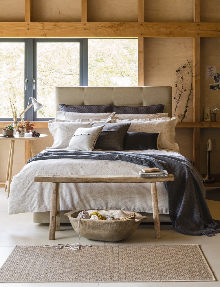 Nordisches Schlafzimmer ohne Kamin mit brauner Wandfarbe in London