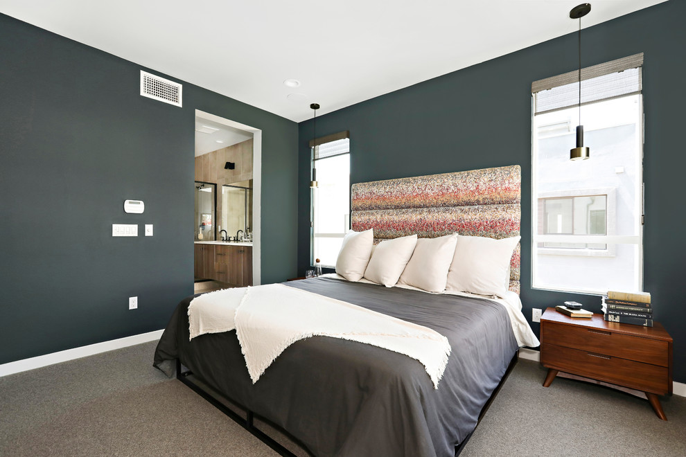 Пример оригинального дизайна: хозяйская спальня с ковровым покрытием